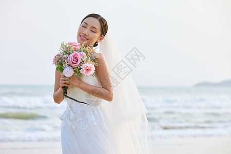 海边婚纱美女图片