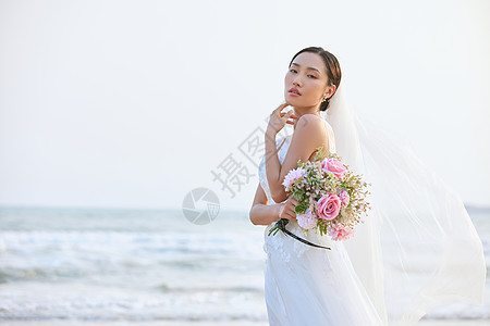 海边婚纱美女图片