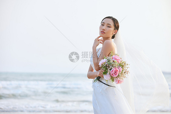 海边婚纱美女图片