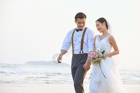 海边美女年轻情侣海边婚纱照背景