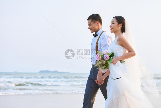 年轻情侣海边婚纱照图片