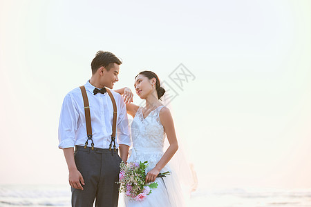 韩式婚纱年轻情侣海边婚纱照背景