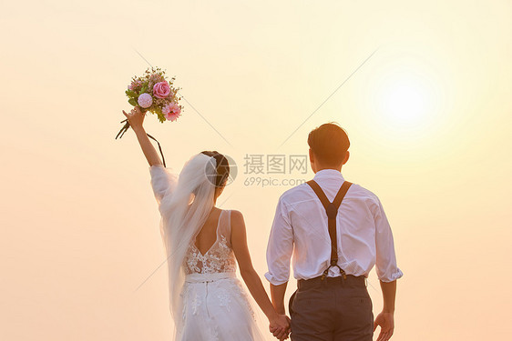 夕阳下情侣婚纱照背影图片