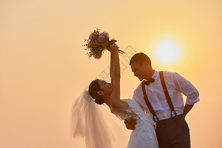 海边婚纱夕阳下情侣婚纱照背景