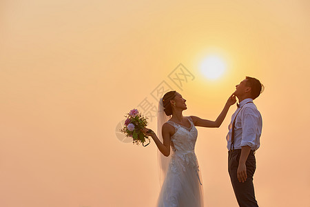 唯美婚纱照夕阳下情侣婚纱照背景