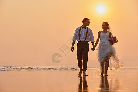 年轻情侣海边婚纱照高清图片