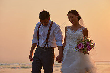 夕阳下情侣婚纱照高清图片