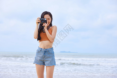 长头发女生海边旅行拍照的女生背景