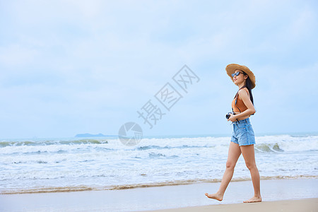 海边度假美女夏日文艺美女海边旅行拍照背景