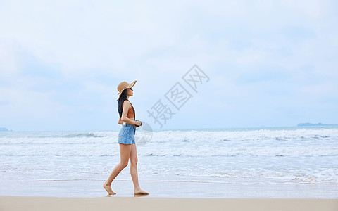 夏日文艺美女海边旅行拍照图片