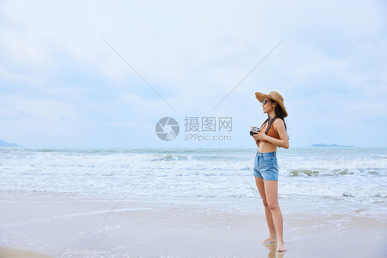 夏日文艺美女海边旅行拍照图片