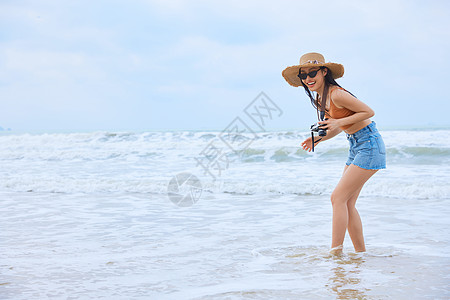 夏日文艺美女海边旅行拍照图片