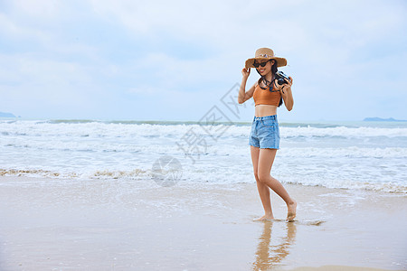 夏日文艺美女海边旅行拍照图片