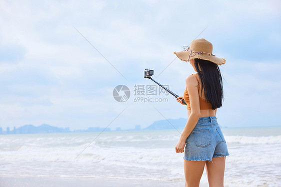 夏日美女海边直播背影图片