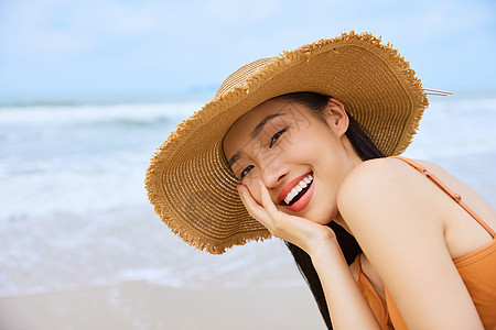 海边美女夏日海边旅行的清新美女背景