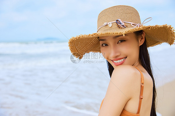 夏日美女海边度假图片