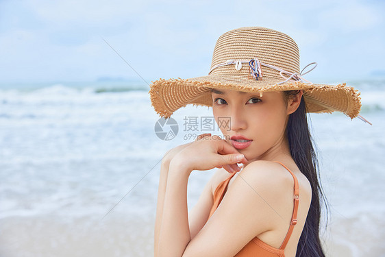 夏日海边旅行的美女图片