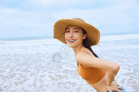 海边度假美女夏日海边旅行的清新美女背景