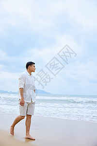 年轻男士海边散步图片