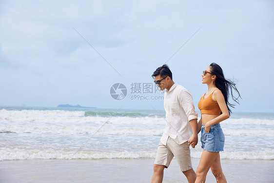 夏日海边情侣牵手散步图片