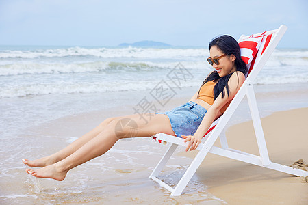 夏季旅行年轻美女海边度假玩水背景