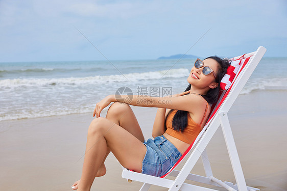 美女海边度假沐浴阳光图片