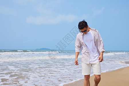 夏季旅行年轻男士夏天海边散步背景