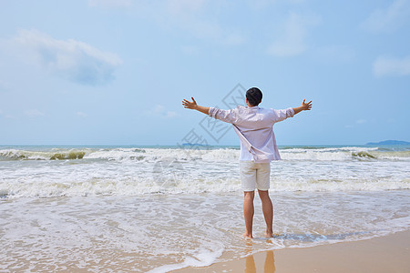 年轻男士夏天海边散步图片