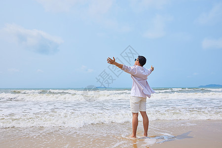 年轻男士夏天海边散步图片