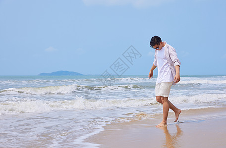 夏季旅行年轻男士夏天海边散步背景