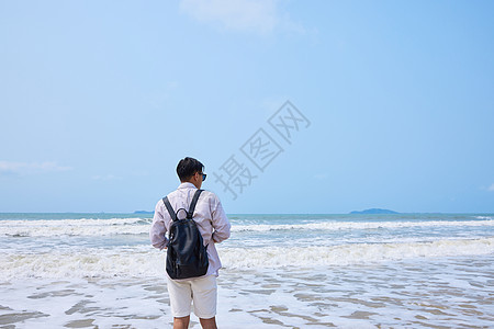 年轻男士海边旅行背影图片