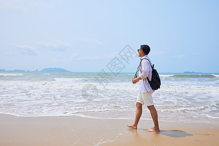 年轻男士海边旅游拍照图片