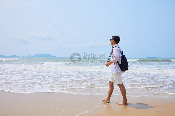 年轻男士海边旅游拍照图片