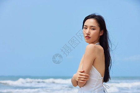 年轻美女享受海边度假图片