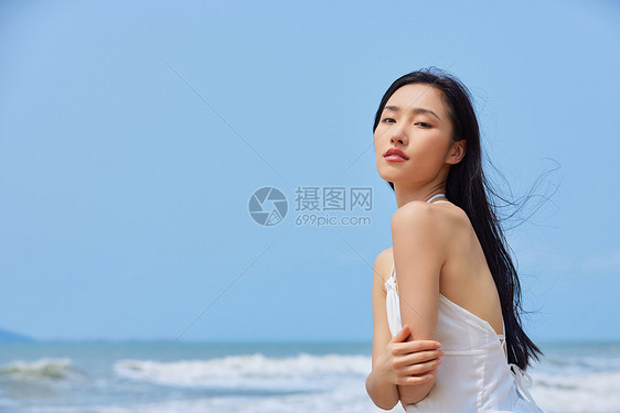 年轻美女享受海边度假图片