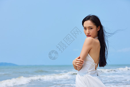 海边美女年轻美女享受海边度假背景