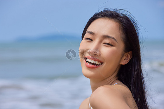 年轻美女享受海边度假图片