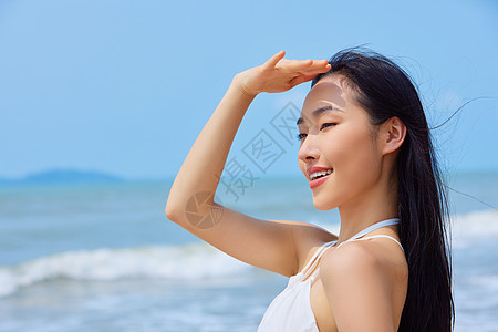 海岛年轻美女享受海边度假背景