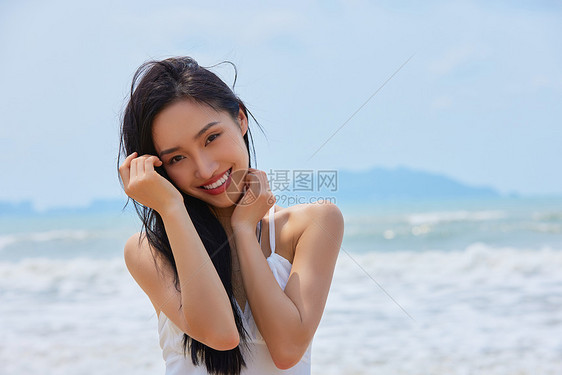 年轻美女海边度假图片