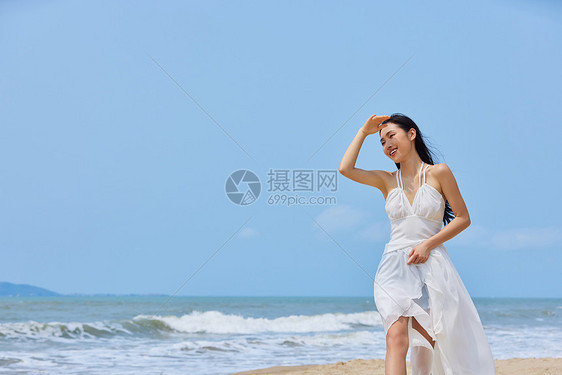 夏日美女海边度假图片