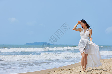 长栏夏日美女海边度假背景