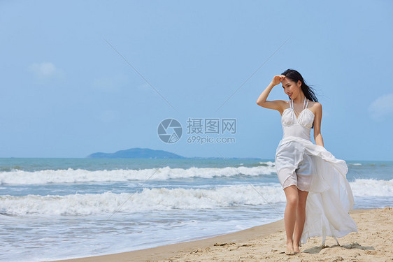 夏日美女海边度假图片