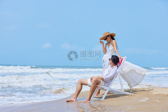 年轻情侣海边开心度假图片