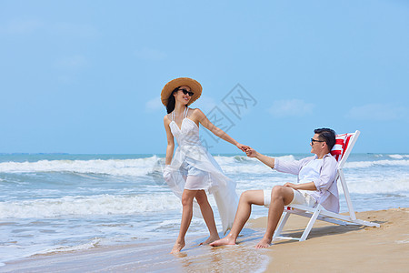 年轻情侣海边度假互动图片