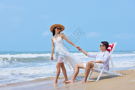 牵手情侣年轻情侣海边度假背景