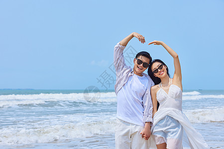 美女高清夏日海边情侣比爱心背景