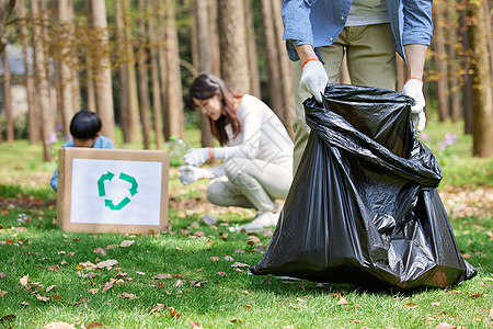 公益志愿者一家三口公园里捡拾垃圾背景