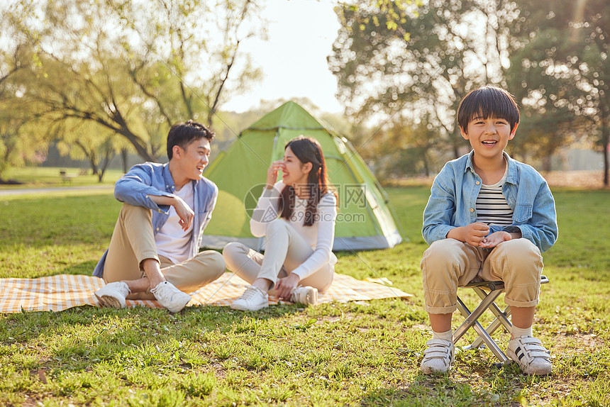 一家三口公园草地上郊游图片