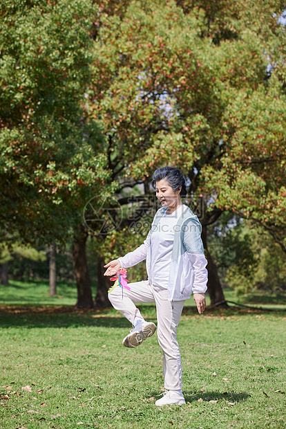 老年人公园里踢毽子图片