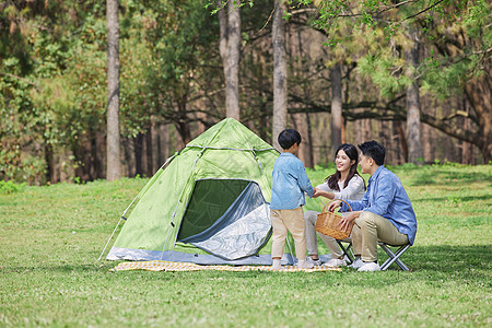 一家三口公园里搭帐篷过周末图片